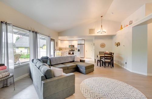 West Hills Casa | Lakefront Bremerton Vacation Rental w/ Hot Tub!