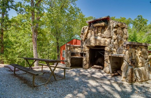 Oakland Casa | Lakefront Bull Shoals Cabin Rental Pets Welcome!