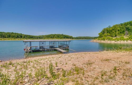 Oakland Casa | Lakefront Bull Shoals Cabin Rental Pets Welcome!