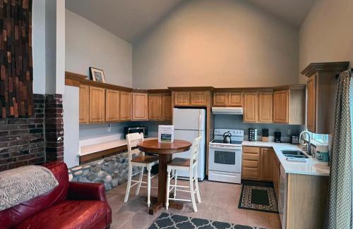 Eatonville Casa | Lakefront Bungalow! 35 Miles To Mt Rainier!