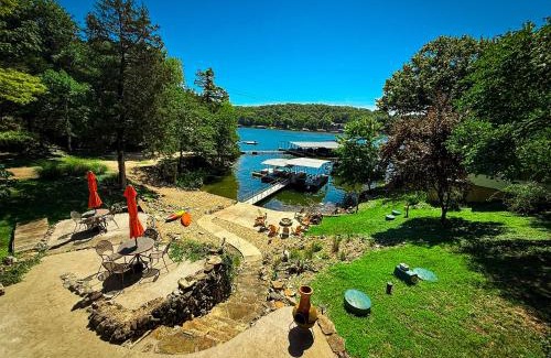 Camdenton Casa | Lakefront Cabin-4bd3badockhottubfirepitkayaks