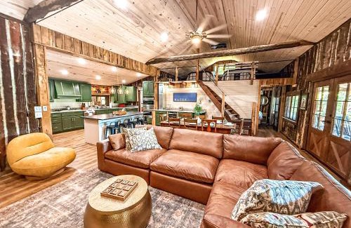 Camdenton Casa | Lakefront Cabin-4bd3badockhottubfirepitkayaks