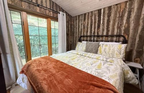 Camdenton Casa | Lakefront Cabin-4bd3badockhottubfirepitkayaks