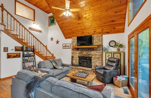 Unaka Casa | Lakefront Cabin Bordering Nat Park with Hot Tub! cabin