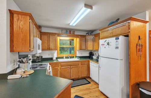 Unaka Cabina | Lakefront Cabin Bordering Nat Park w/ Hot Tub! by RedAwning