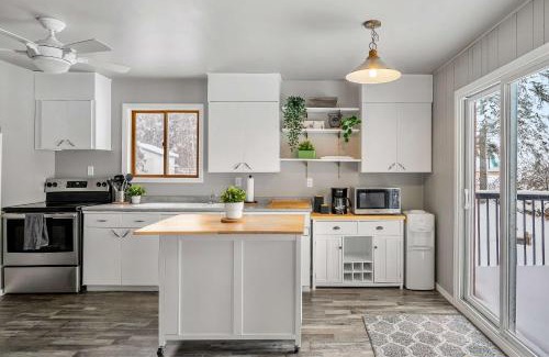 Central Alberta Casa | Lakefront Cabin - Cozy Retreat - 5Beds - TV - Wifi