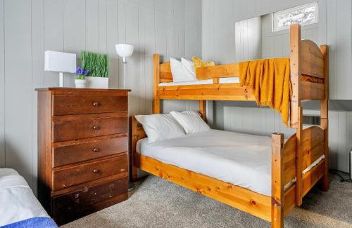 Central Alberta Casa | Lakefront Cabin - Cozy Retreat - 5Beds - TV - Wifi