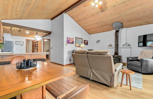 Meadow Lakes Cabina | Lakefront Cabin! Hot tub, woodstove, kayaks, paddle boards. King bed! Sleeps 6.