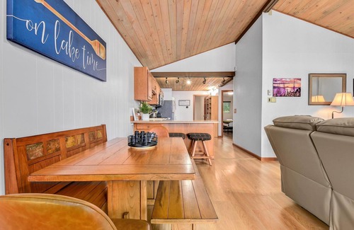 Meadow Lakes Cabina | Lakefront Cabin! Hot tub, woodstove, kayaks, paddle boards. King bed! Sleeps 6.