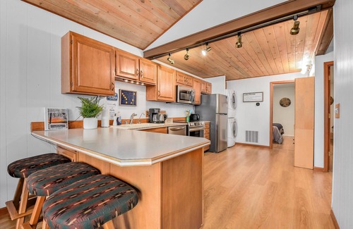 Meadow Lakes Cabina | Lakefront Cabin! Hot tub, woodstove, kayaks, paddle boards. King bed! Sleeps 6.