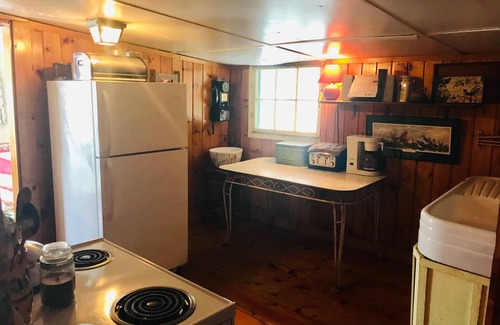 Windsor Cabina | Lakefront Cabin in Beautiful, Quiet Location