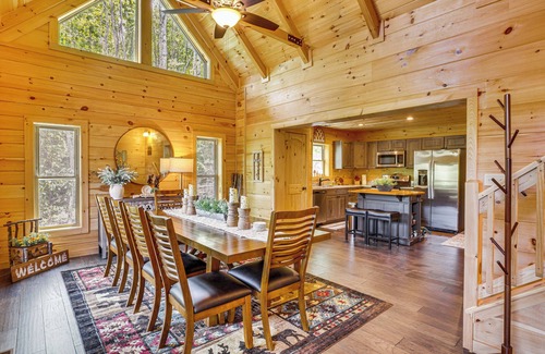 Elk Park Cabina | Lakefront Cabin in Elk Park w/ Hot Tub & Mtn Views