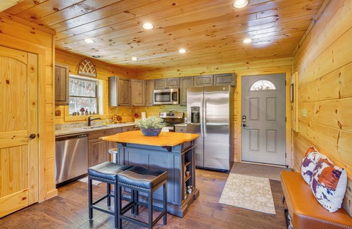 Elk Park Cabina | Lakefront Cabin in Elk Park w/ Hot Tub & Mtn Views