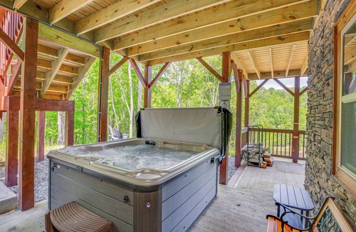 Elk Park Cabina | Lakefront Cabin in Elk Park w/ Hot Tub & Mtn Views