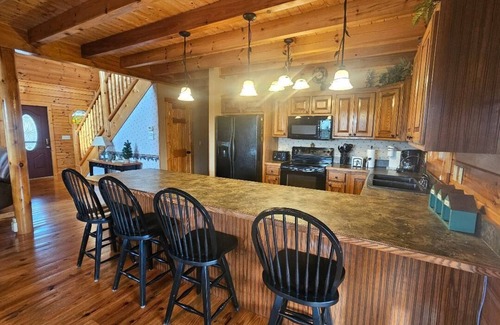 Dandridge Cabina | Lakefront Cabin in Paradise Landing Resort, Mountain Views, Private Dock.