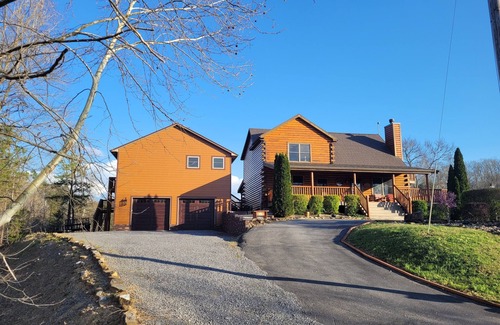 Dandridge Cabina | Lakefront Cabin in Paradise Landing Resort, Mountain Views, Private Dock.