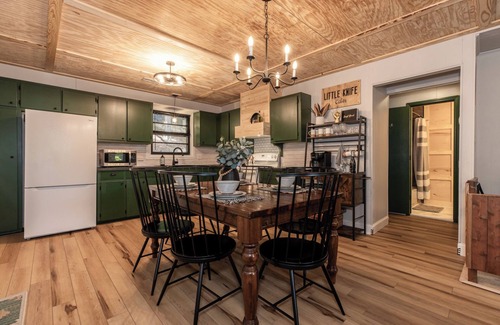 Deep Gap Cabina | Lakefront Cabin in the High Country. Pet Friendly! Kid Friendly!
