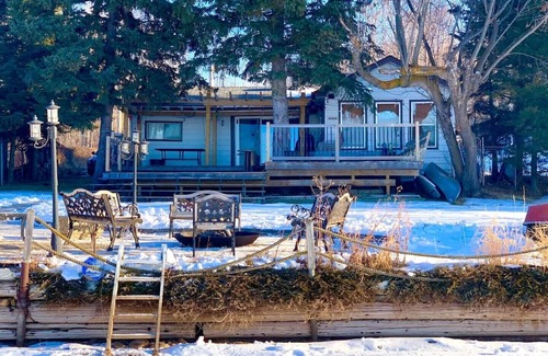 Parkland County Cabina | Lakefront cabin on beautiful Lake Isle.