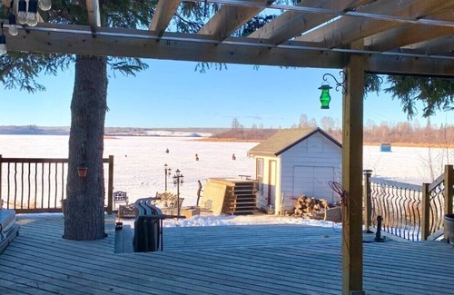 Parkland County Cabina | Lakefront cabin on beautiful Lake Isle.