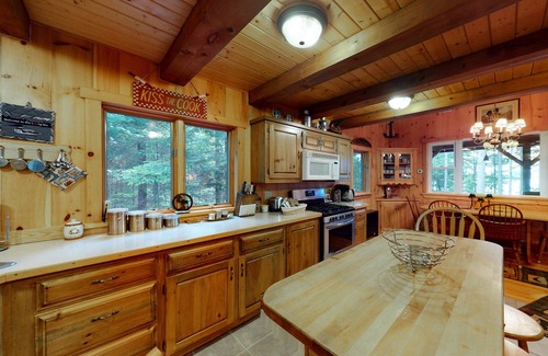 Beaver Cove Cabina | Lakefront Cabin on a Double Lot w/ 500' of Pebble Beach, Outdoor Fireplace, WiFi