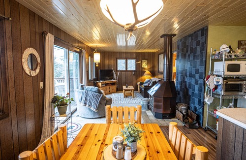 Fifty Lakes Cabina | Hermosa vista del acantilado del lago Mitchell