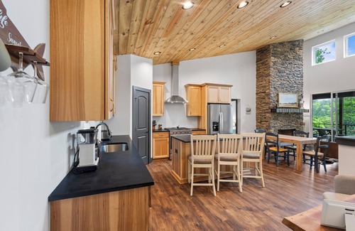 Blairsville Cabina | Lakefront Cabin - Private Dock, Stunning Views, Perfect 4 Families & Groups!