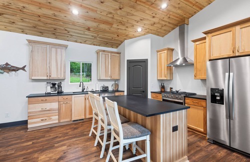 Blairsville Cabina | Lakefront Cabin - Private Dock, Stunning Views, Perfect 4 Families & Groups!