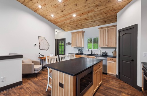Blairsville Cabina | Lakefront Cabin - Private Dock, Stunning Views, Perfect 4 Families & Groups!