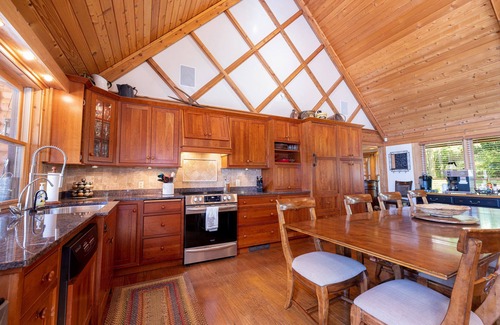 Fair Play Casa | Lakefront Cabin Retreat. Private Setting. Sleeps 20. Boat Rental