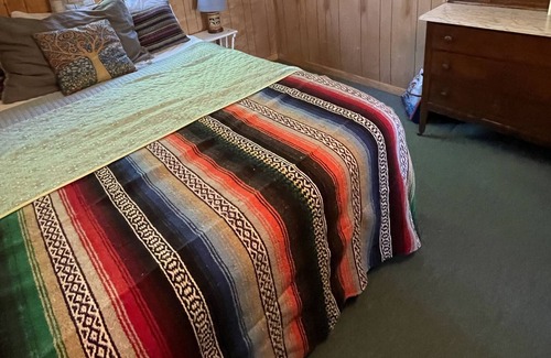 Hayward Cabina | Lakefront Cabin steps from water & beach!