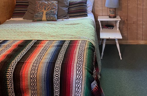 Hayward Cabina | Lakefront Cabin steps from water & beach!