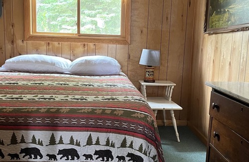 Hayward Cabina | Lakefront Cabin steps from water & beach!