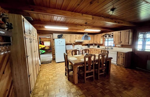 Silver Springs Cabina | Lakefront Cabin in Ocala Forest – Near Springs, Shops, Pet Friendly Getaway