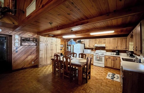 Silver Springs Cabina | Lakefront Cabin in Ocala Forest – Near Springs, Shops, Pet Friendly Getaway