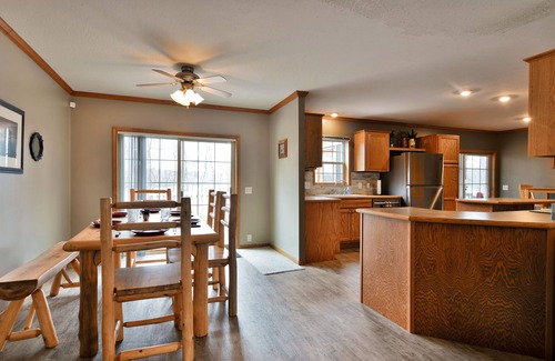 Birchwood Cabina | Lakefront Cabin w Screened Deck! Pontoon Rental! 2 Kayaks / Fishing Row Boat!