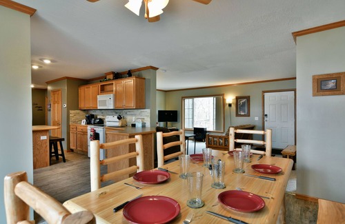 Birchwood Cabina | Lakefront Cabin w Screened Deck! Pontoon Rental! 2 Kayaks / Fishing Row Boat!