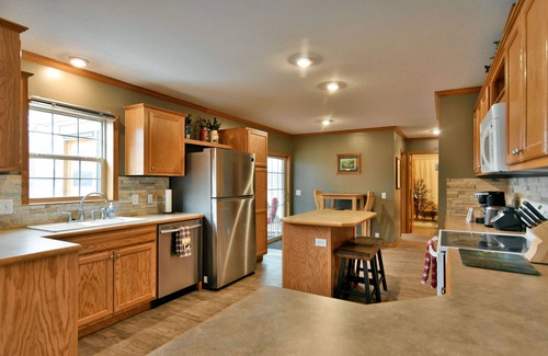 Birchwood Cabina | Lakefront Cabin w Screened Deck! Pontoon Rental! 2 Kayaks / Fishing Row Boat!