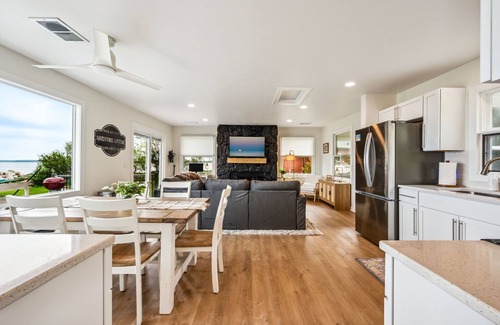 Sturgeon Bay Cabina | Lakefront Cabin w/ Hot Tub! Dog/Family Friendly! Great fishing!