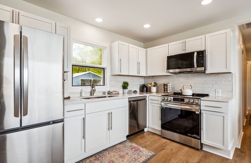 Sturgeon Bay Cabina | Lakefront Cabin w/ Hot Tub! Dog/Family Friendly! Great fishing!