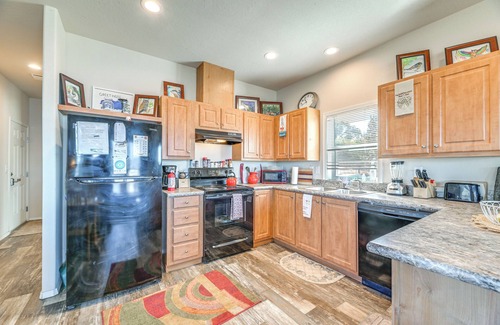 Chiloquin Cabina | Lakefront Cabin w/ Water & Mtn Views in Chiloquin