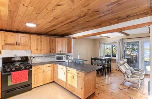 Chestermere Cabina | LAKEFRONT CABIN WITH COVERED DECK, HOT TUB & MORE