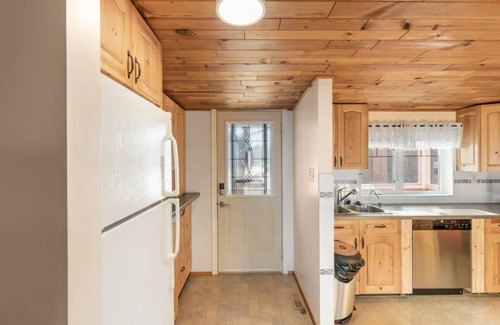 Chestermere Cabina | LAKEFRONT CABIN WITH COVERED DECK, HOT TUB & MORE