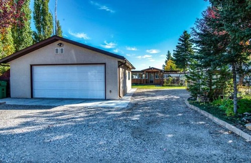 Chestermere Cabaña | LAKEFRONT CABIN WITH COVERED DECK, HOT TUB & MORE