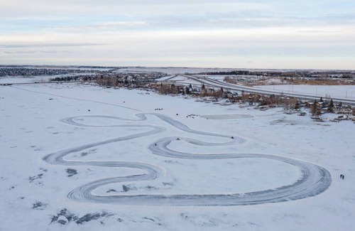 Chestermere Cabaña | LAKEFRONT CABIN WITH COVERED DECK, HOT TUB & MORE