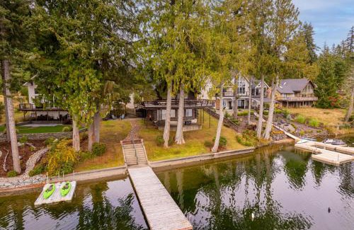 Grapeview Casa | Lakefront Cabin with Dock and Sauna
