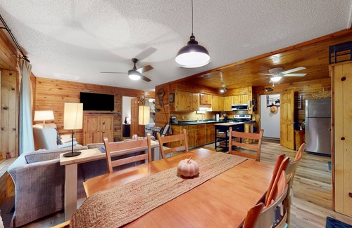 Woodruff Cabina | Lakefront cabin with kayaks, firepit, dock & spacious interior