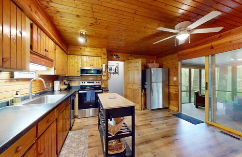 Woodruff Cabina | Lakefront cabin with kayaks, firepit, dock & spacious interior