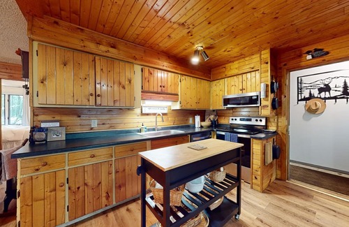 Woodruff Cabina | Lakefront cabin with kayaks, firepit, dock & spacious interior