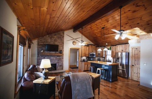 Brookport Casa | Lakefront Cabin with Hot Tub!