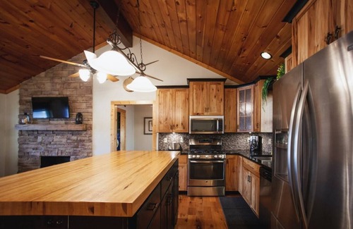 Brookport Casa | Lakefront Cabin with Hot Tub!